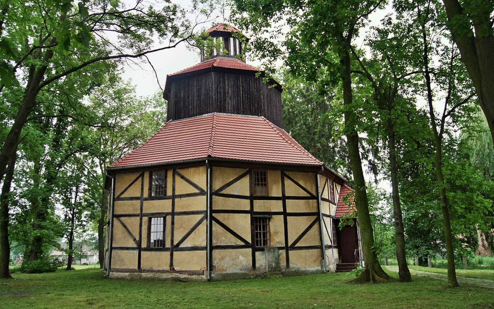 Fachwerkkirche Schenkendorf (Sękowice), Foto: Marketing und Tourismus Guben e.V.