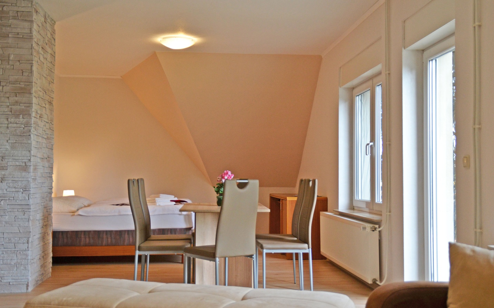 Ferienwohnung Wiesenblick Wohn-/Schlafbereich, Foto: MuT Guben