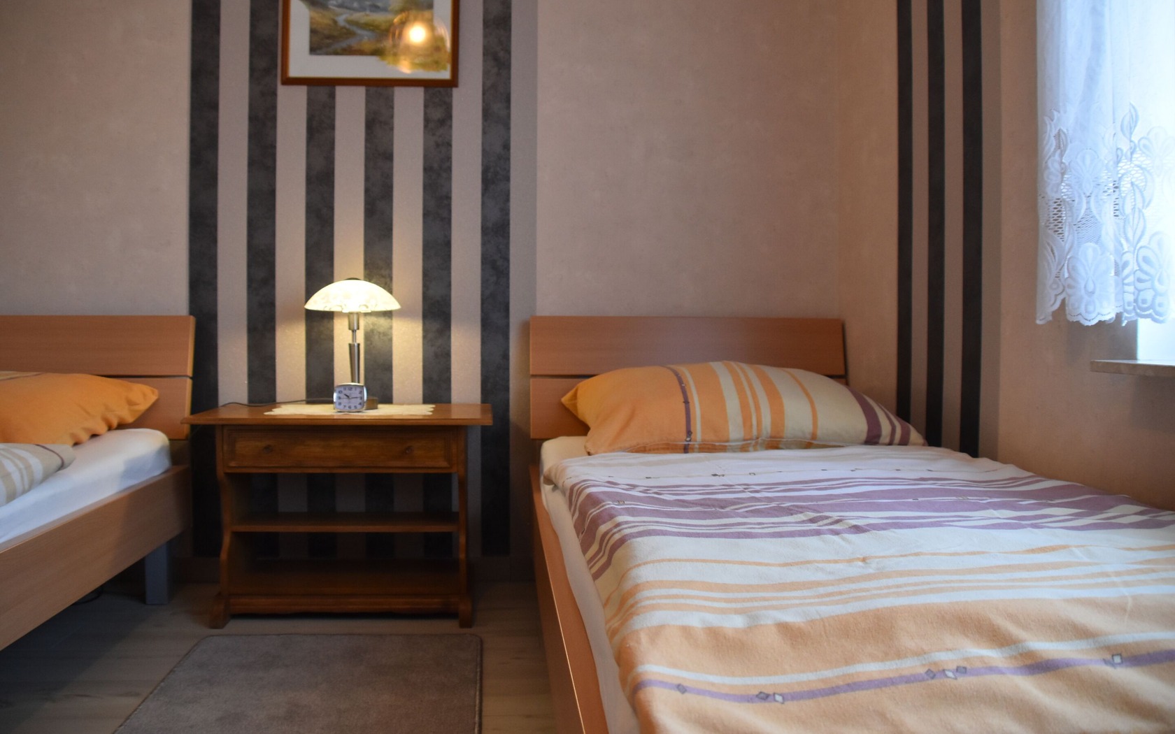 Schlafraum mit zwei Einzelbetten, Foto: Kerstin Geilich, Lizenz: MuT ― Marketing und Tourismus Guben e.V.