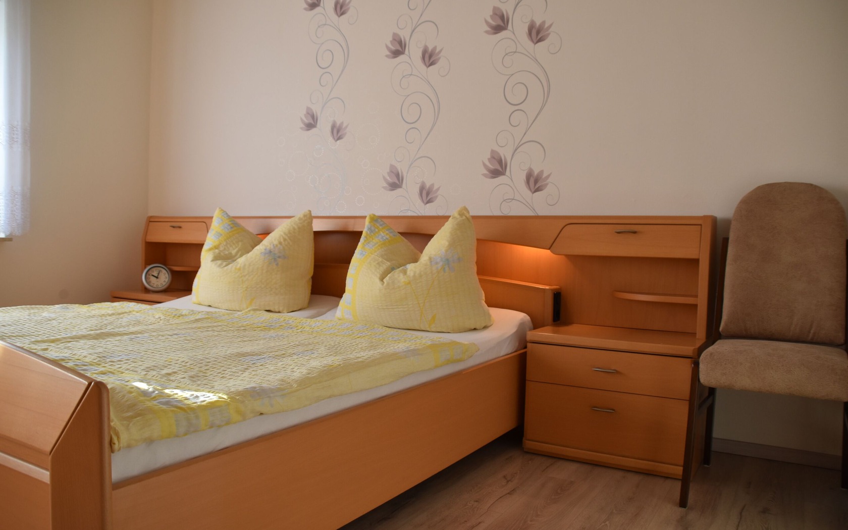 Schlafraum mit Doppelbett, Foto: Kerstin Geilich, Lizenz: MuT ― Marketing und Tourismus Guben e.V.