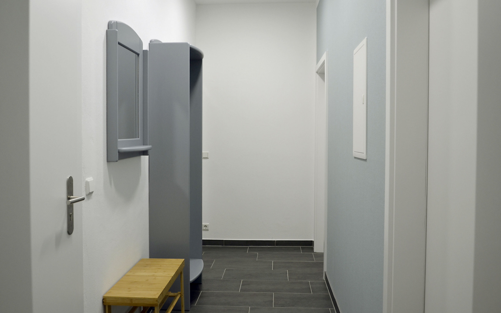 Flur mit Sitzbank und Schrank, Foto: Stefanie Richter, Lizenz: Stefanie Richter