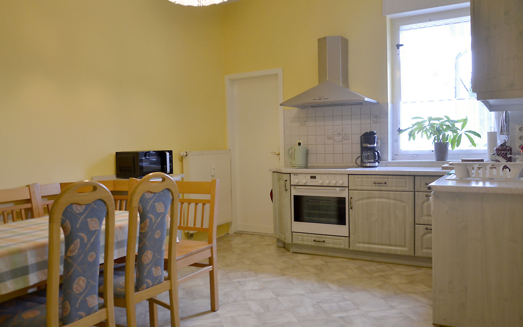 Küche mit Küchenzeile und Sitzecke, Foto: Stefanie Richter, Lizenz: Stefanie Richter