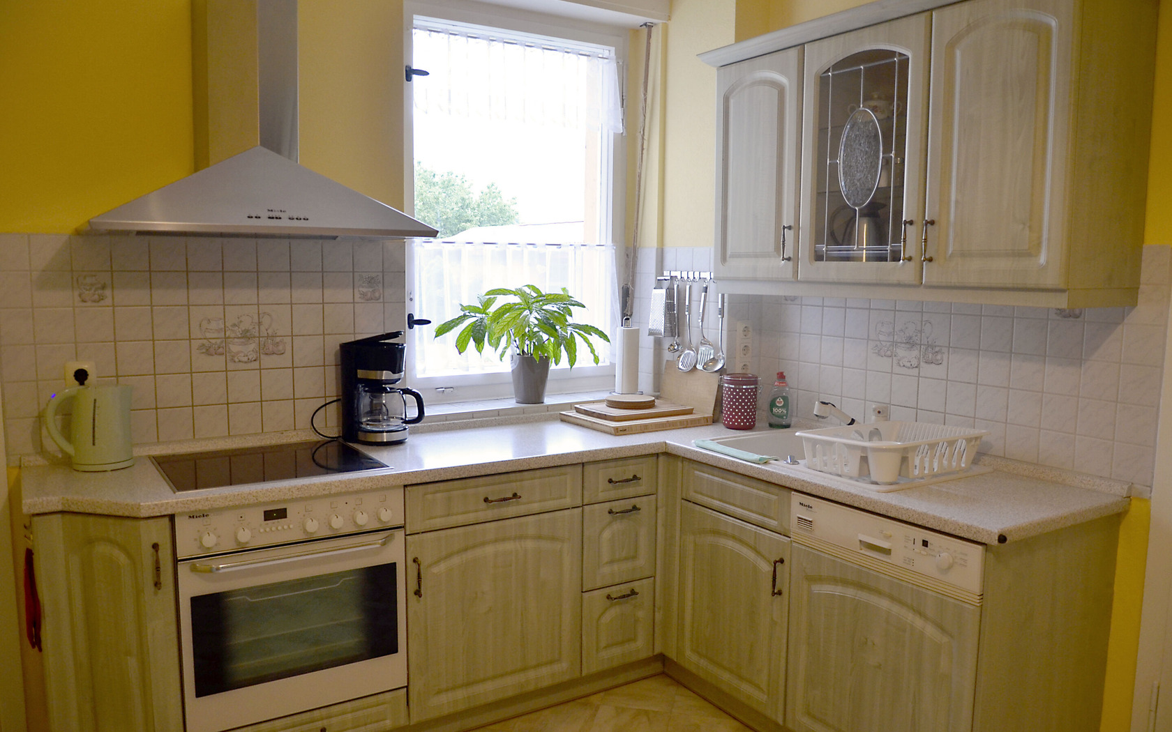 Küchenzeile mit Elektrogeräten, Foto: Stefanie Richter, Lizenz: Stefanie Richter