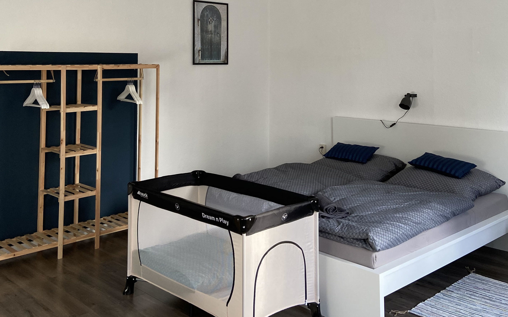 Schlafzimmer mit Kinderbett, Foto: Ferienwohnung Gubener Neißeglück 23 , Lizenz: Ferienwohnung Gubener Neißeglück 23