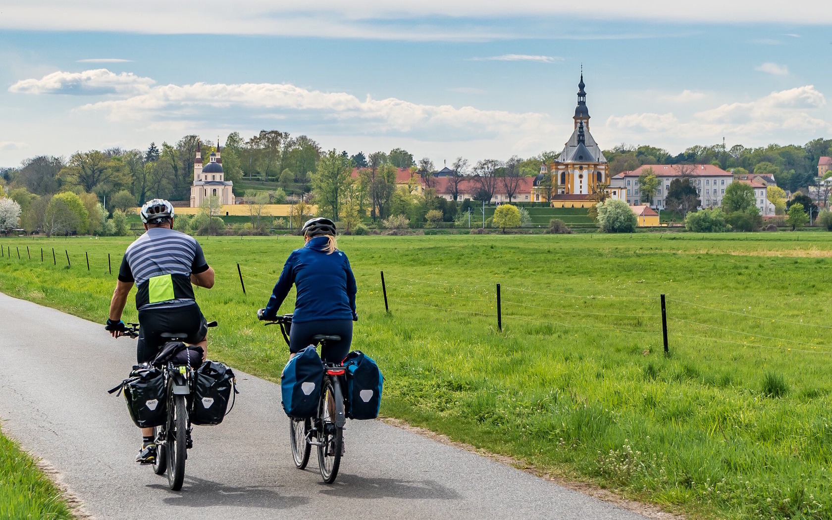 Radfahrer am Kloster Neuzelle; TMB Fotoarchiv Szymon Nitka