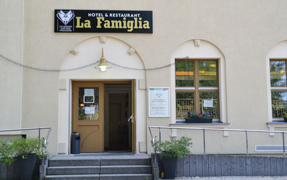 Restaurant LA FAMIGLIA Eingang, Foto: Kerstin Geilich, Lizenz: MuT