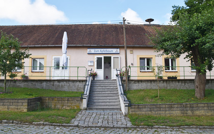 Vorderansicht/ Eingang Gaststätte Zum Apelbaum, Foto: Kerstin Geilich, Lizenz: MuT