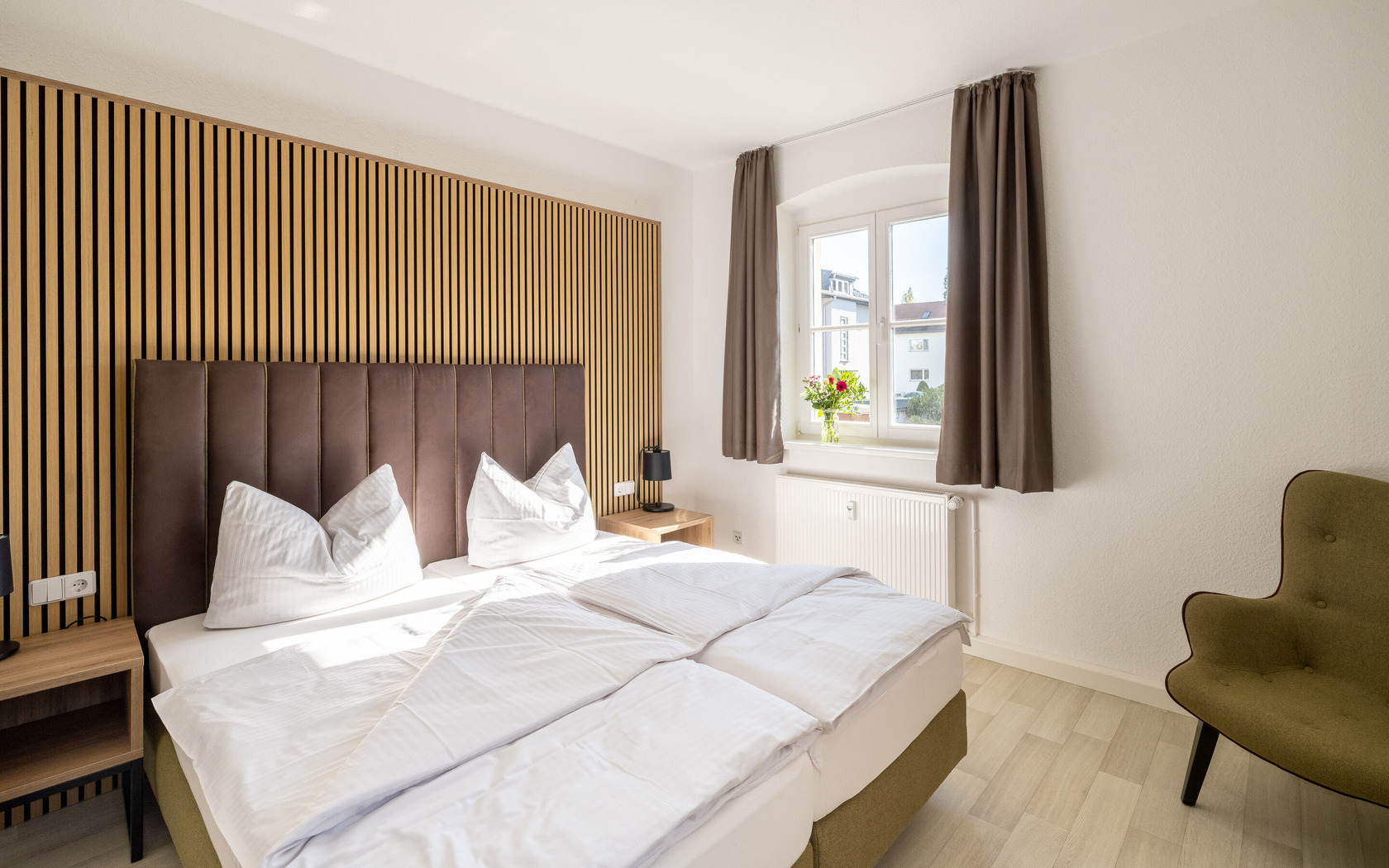 Schlafzimmer mit Doppelbett, Foto: Lars Wiedemann, Lizenz: MuT