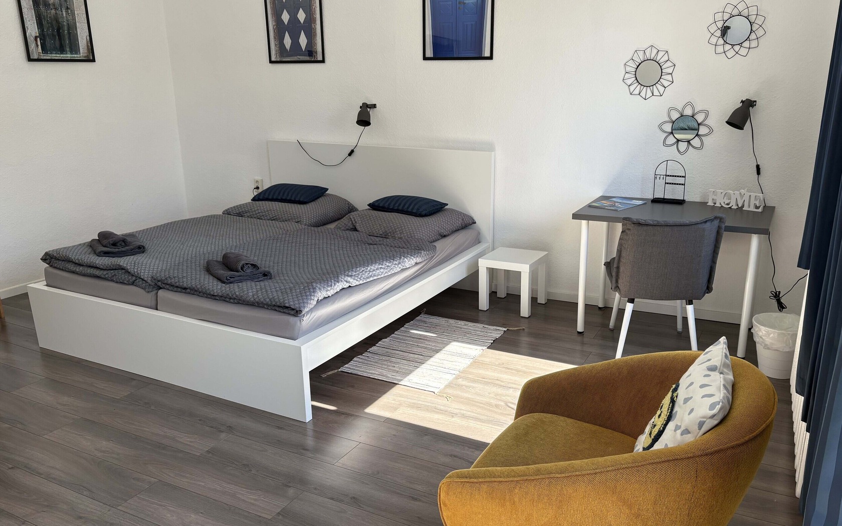 Schlafzimmer 1, Doppelbett und Schreibtisch, Foto: Ferienwohnung Gubener Neißeglück 23, Lizenz: Ferienwohnung Gubener Neißeglück 23
